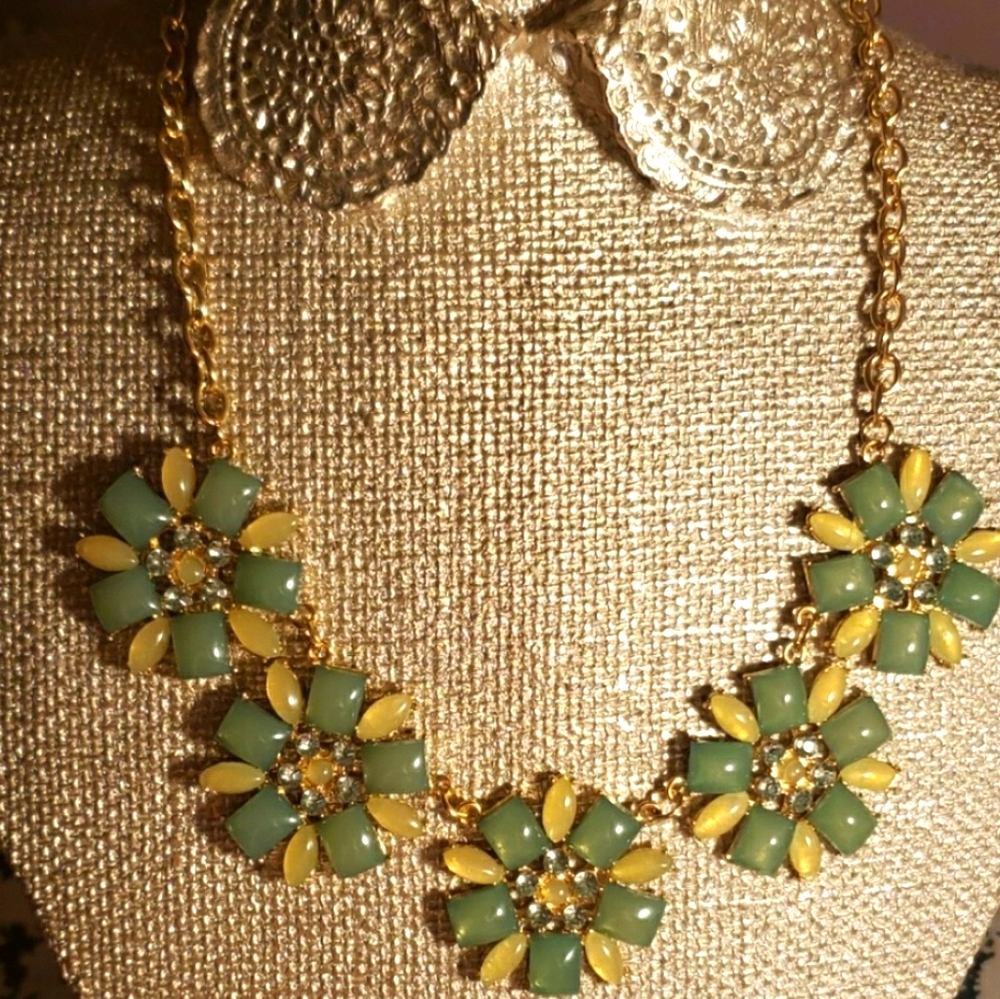 NWOT FASHION NECKLACE.